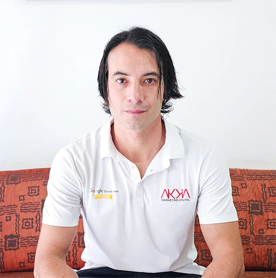 Foto do proprietário da AKKA Marketing Digital vestindo camisa polo branca com a marca da agência e o selo Google Street View Trusted.